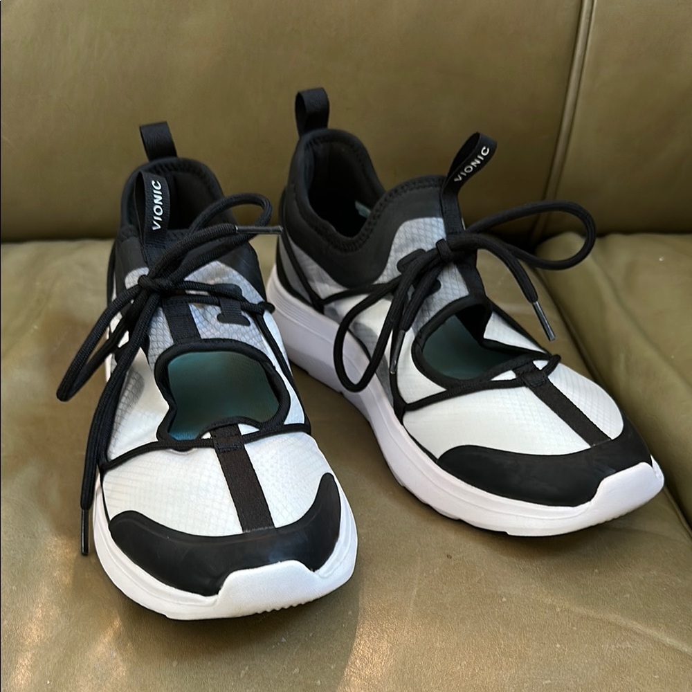 Vionic women’s 11 Black and White Mary Jane Sneakers worn once